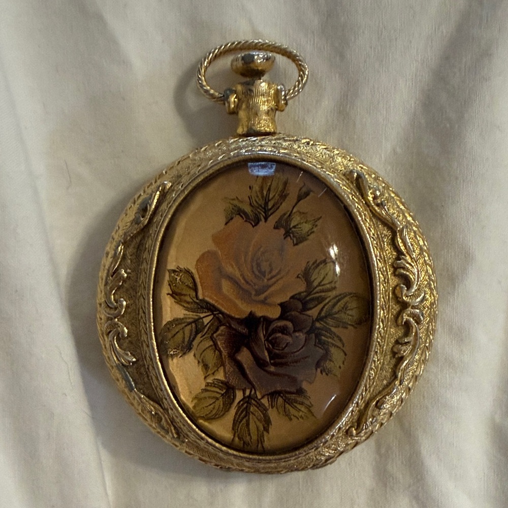 Vintage MAX FACTOR Gold Tone Pocket Watch Style Compact